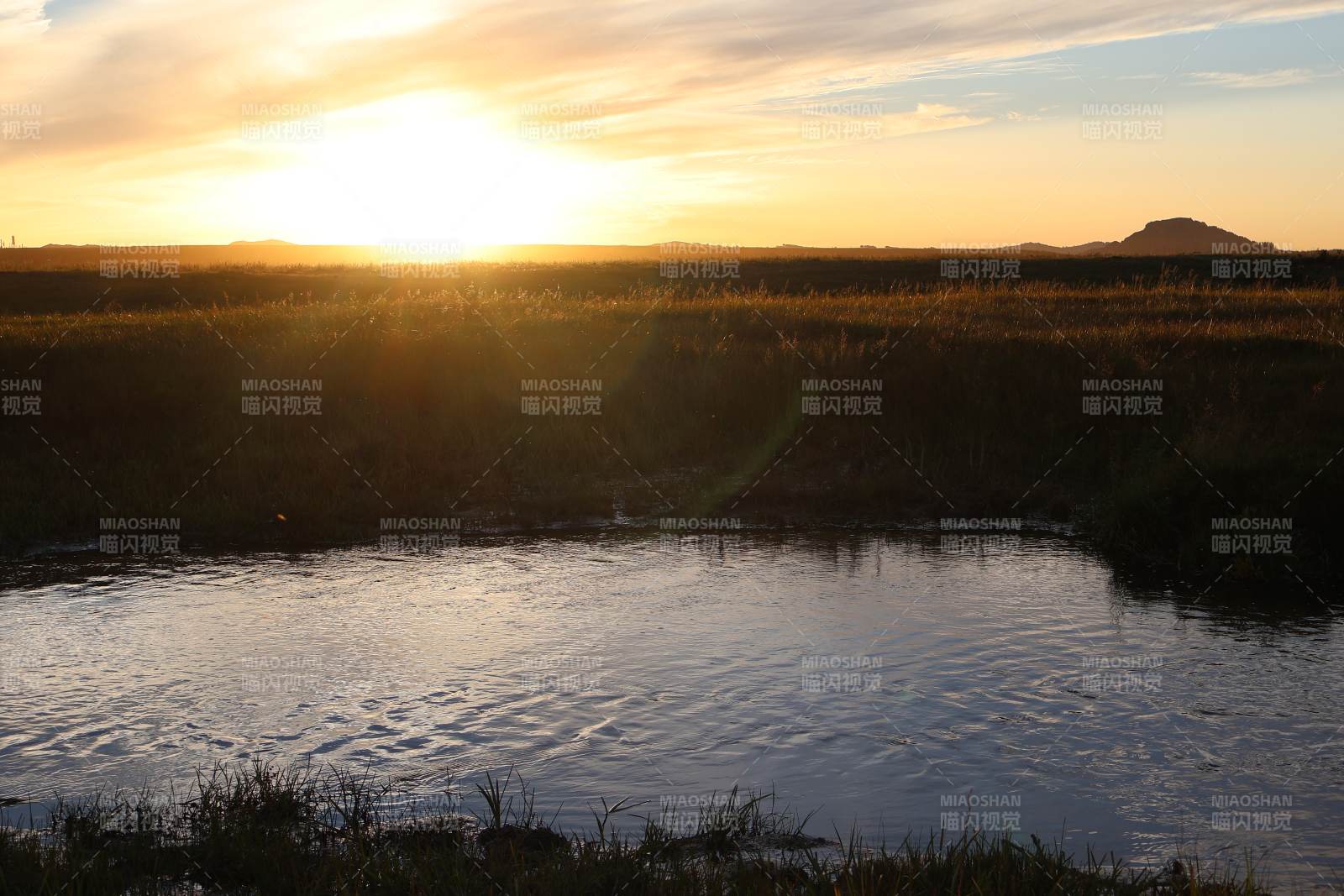 夕阳下的宁静湖面图片