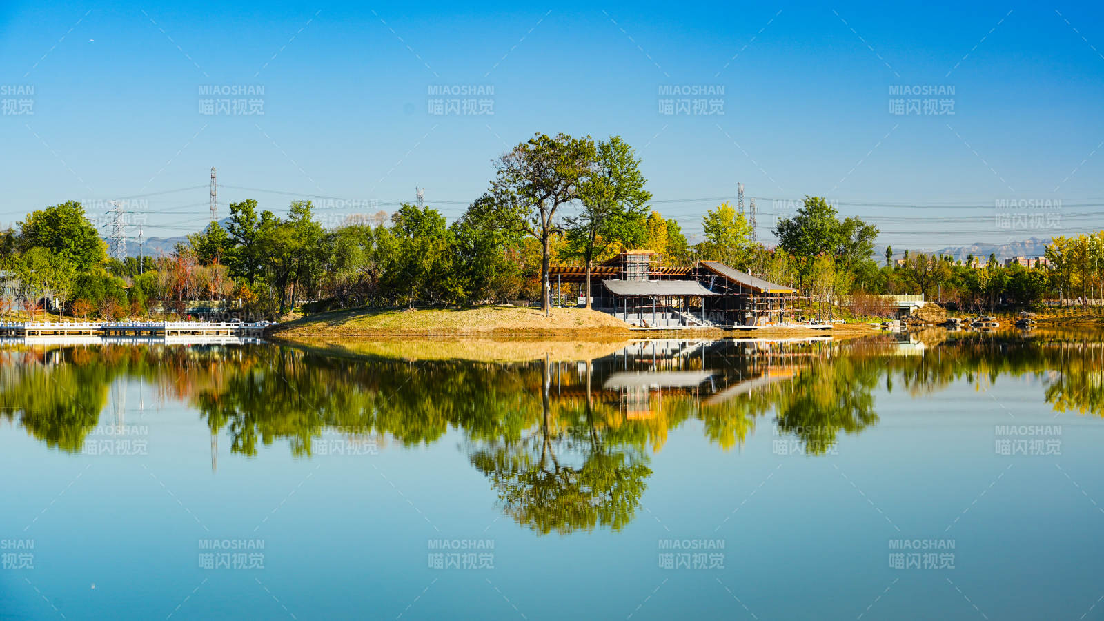 北京玉河湿地公园湖畔静谧风光图片