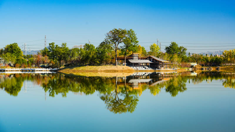 北京玉河湿地公园湖畔静谧风光图片