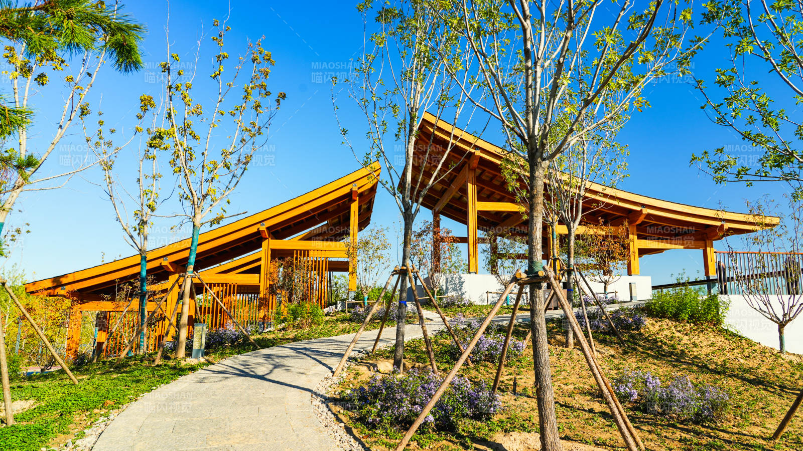 北京玉河湿地公园木屋花园小径图片