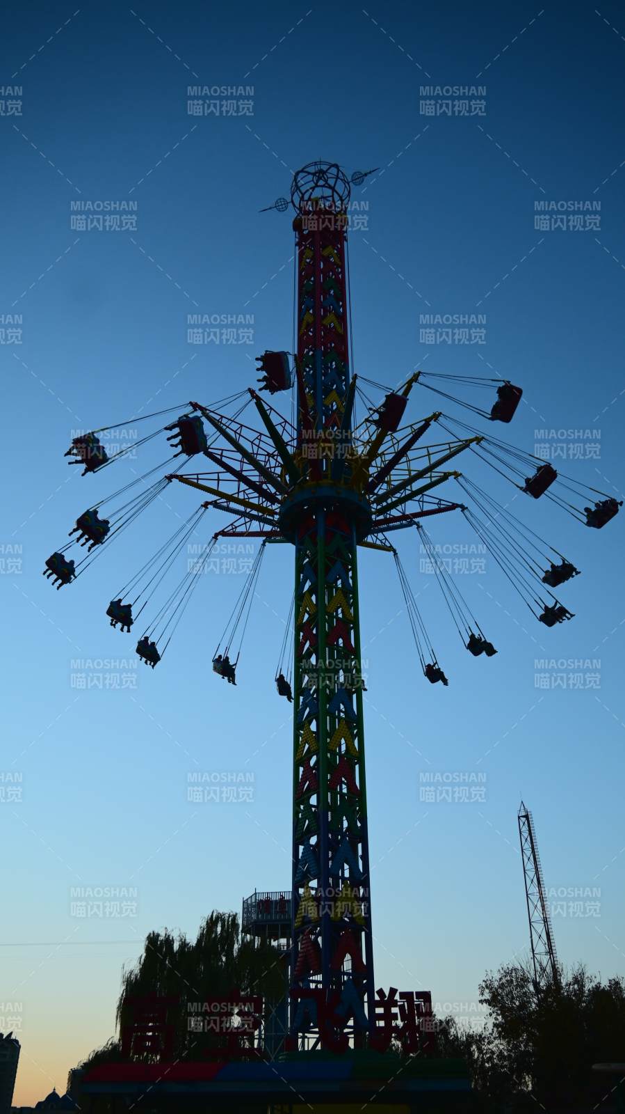 高空飞翔游乐设施图片