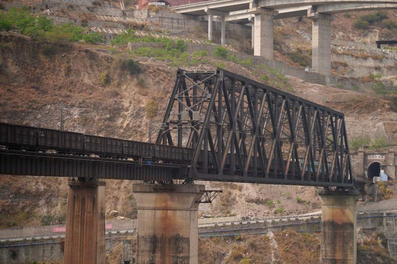 金口河大峡谷上的铁路桥图片