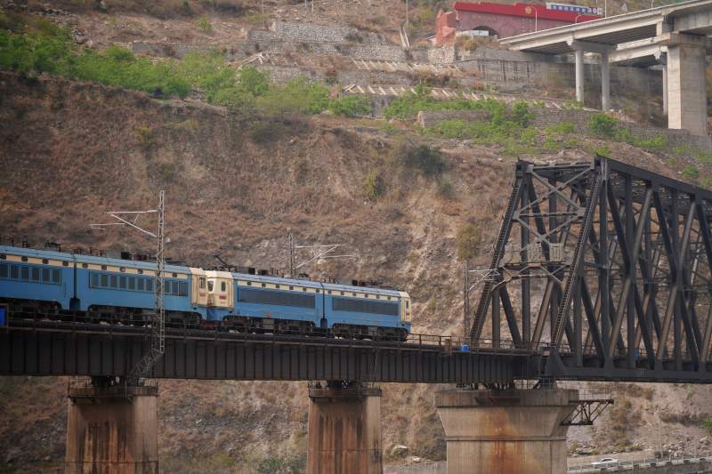 金口河大峡谷上的铁路桥图片