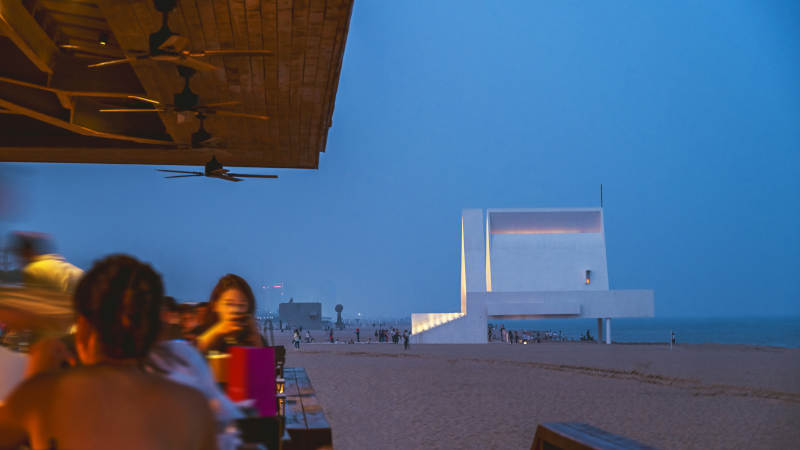 阿那亚海边现代建筑夜景图片