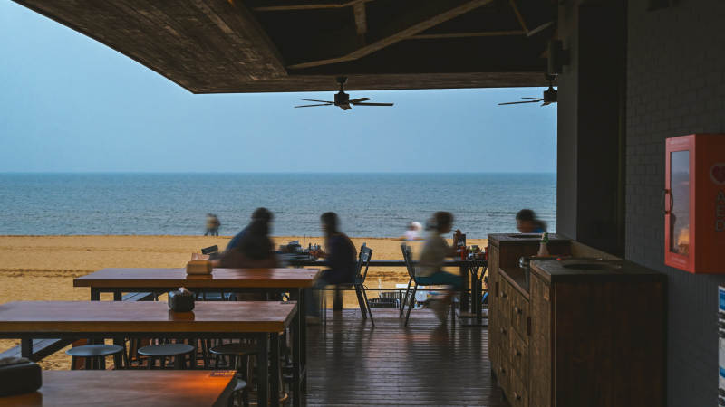 阿那亚海边咖啡馆静谧时光图片