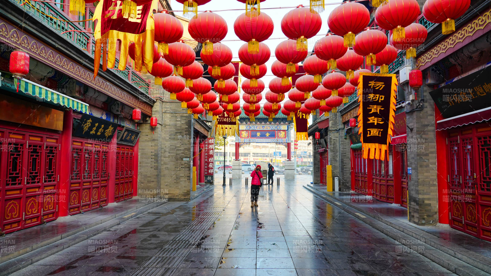 天津古文化街红灯映街巷图片