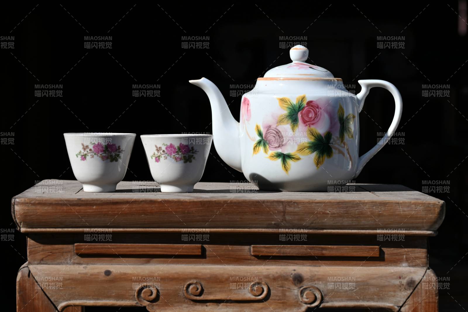 花茶具静置古木几图片