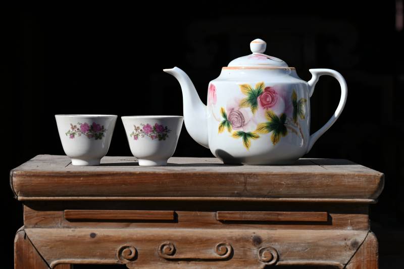 花茶具静置古木几图片