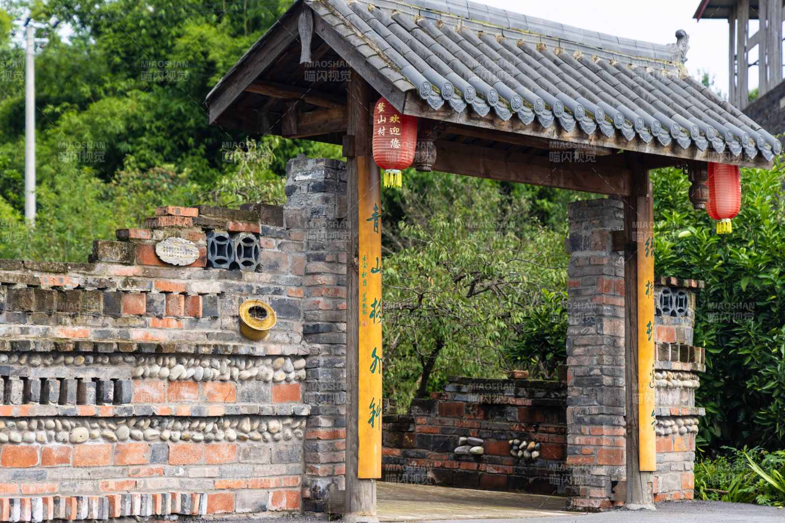 广安区石笋镇龙岩村人居环境 砖瓦门楼图片