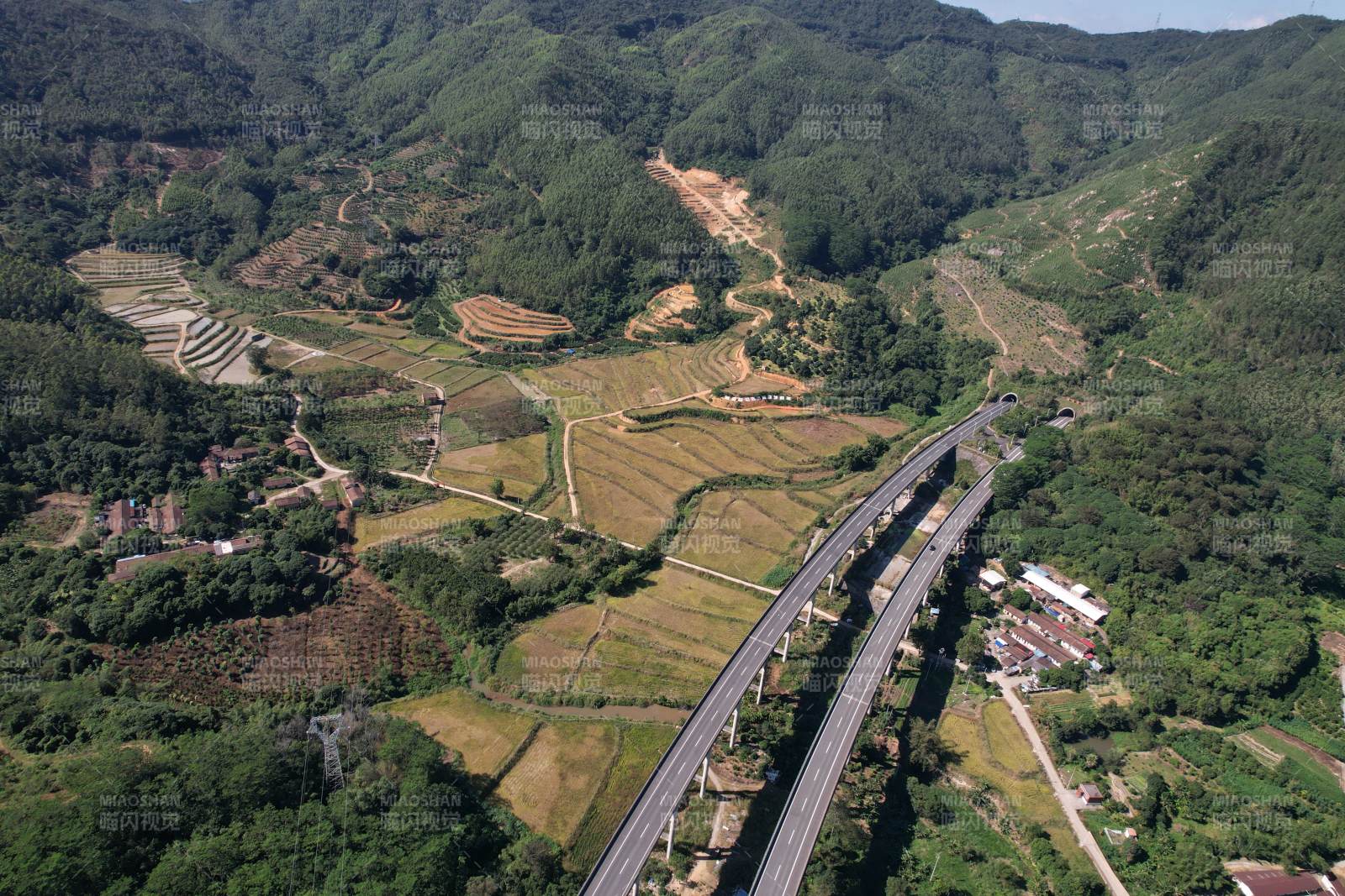 漳州市双第华侨农场 山间高速穿行田园图片