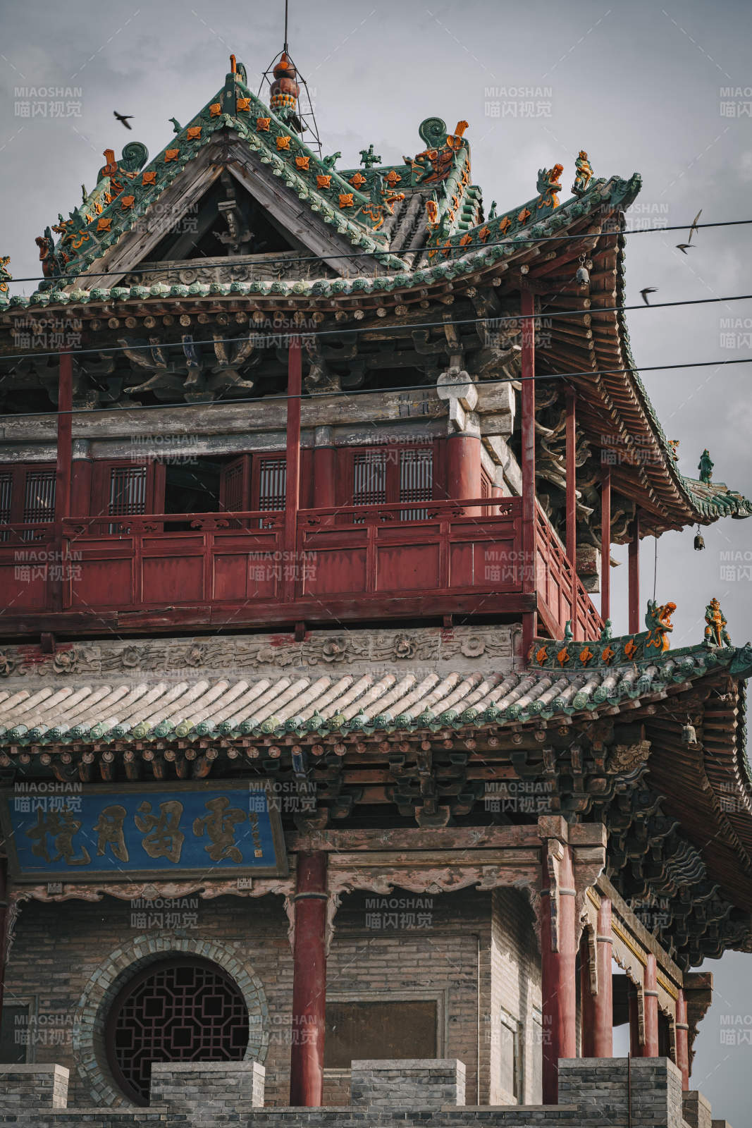 古塔云月留影图片