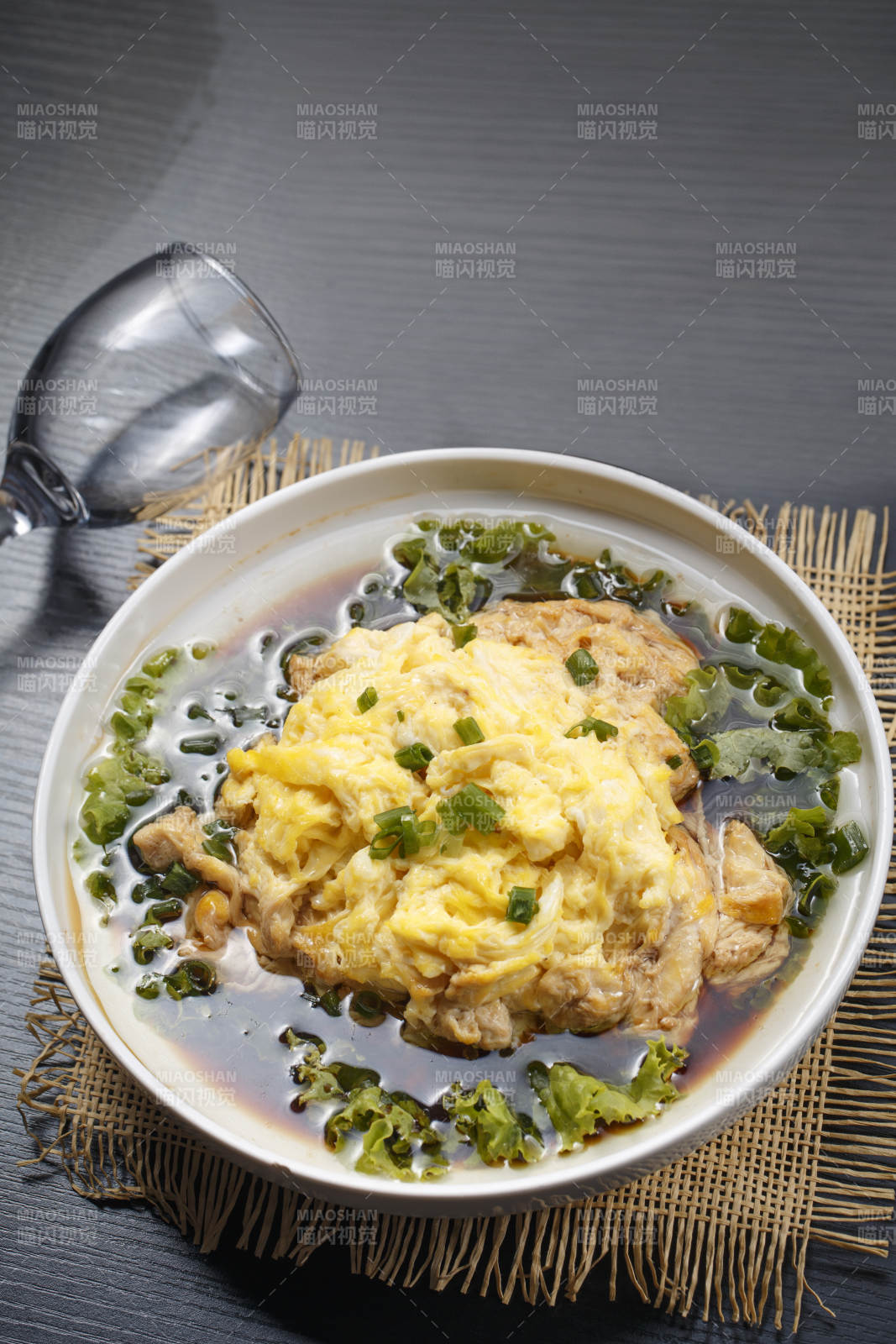 日式浇汁蛋包饭图片