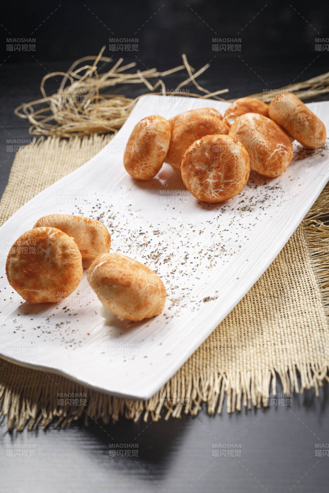 白色瓷盘装的杂粮香菇包图片