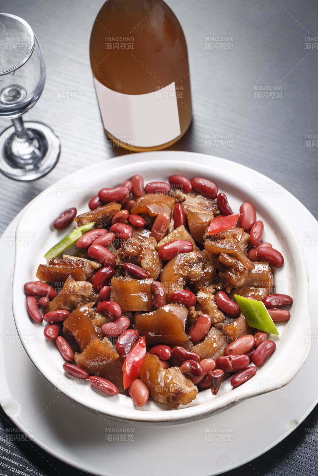 白色瓷盘装的红豆猪脸猪头肉图片