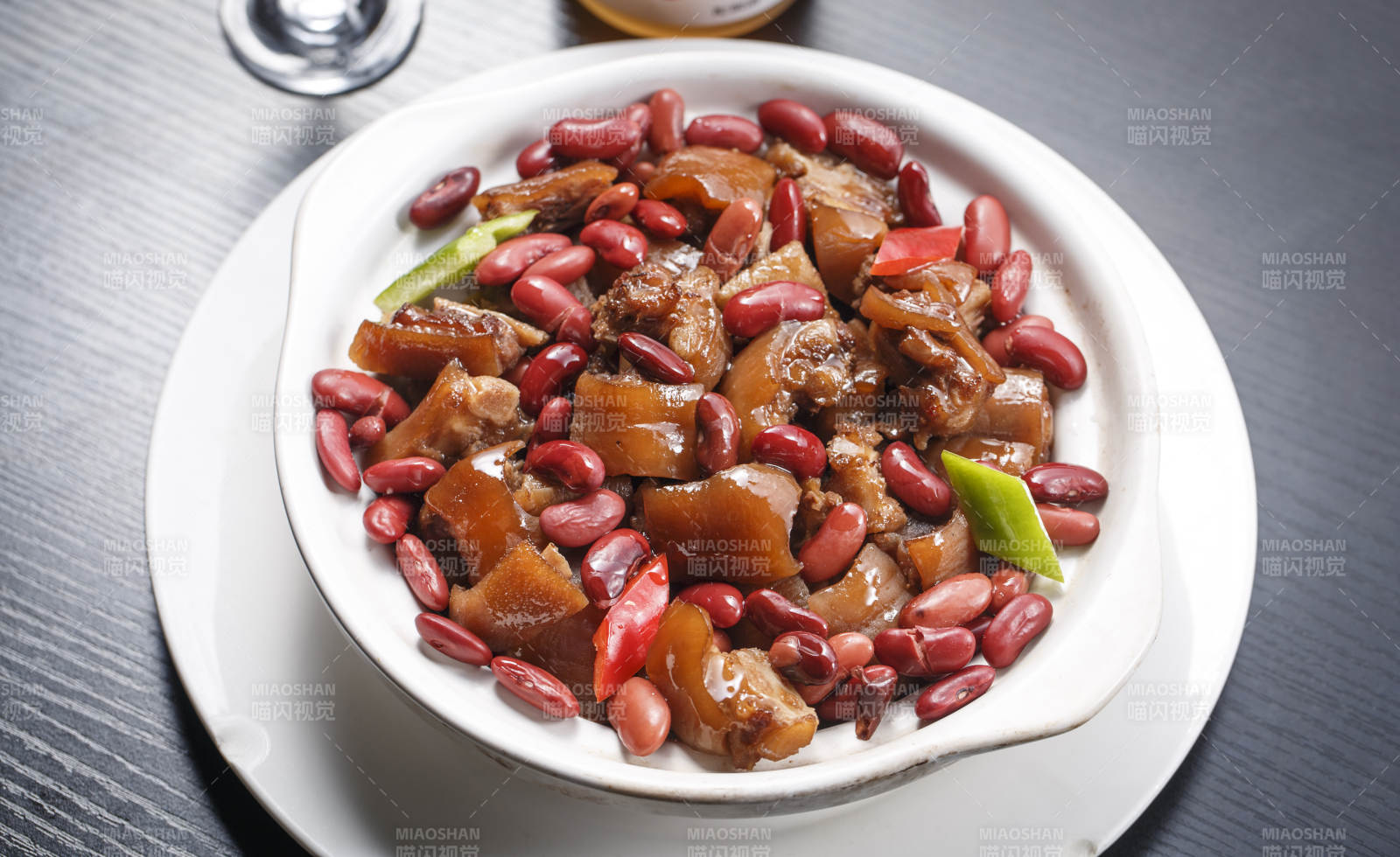 白色瓷盘装的红豆猪脸猪头肉图片