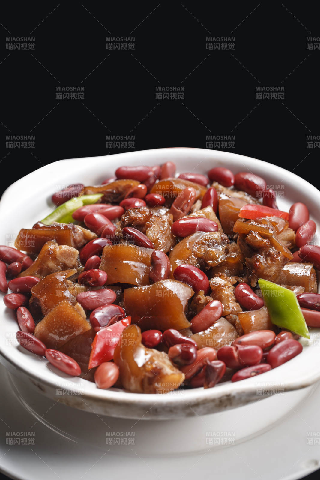 白色瓷盘装的红豆猪脸猪头肉图片