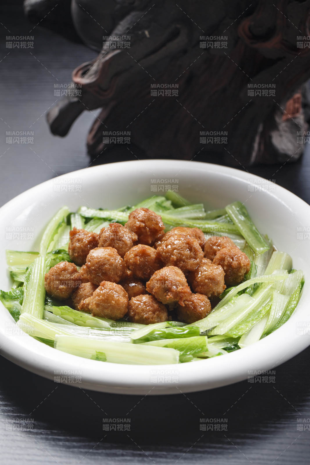 白色瓷盘装的炸丸子图片