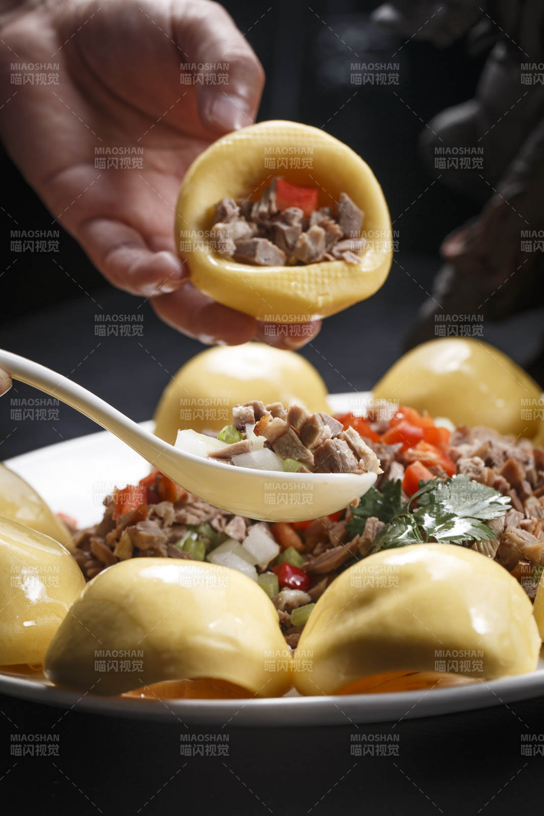 瓷盘装的窝头渣渣鸭图片