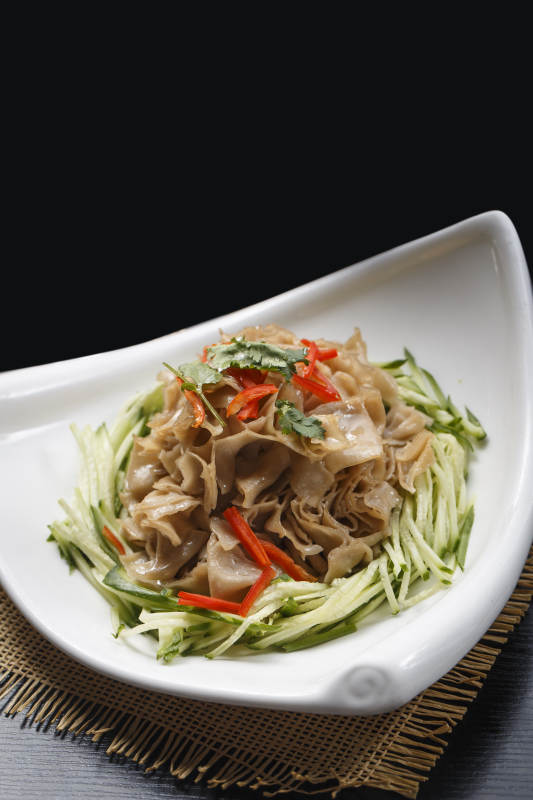 白色瓷盘装的凉拌莜面窝窝图片