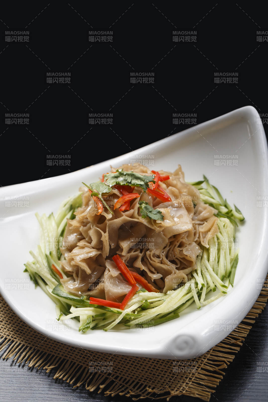 白色瓷盘装的凉拌莜面窝窝图片