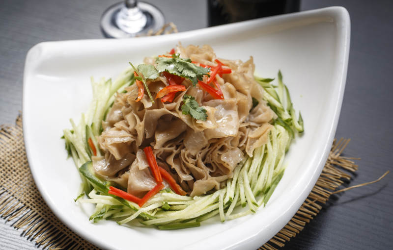 白色瓷盘装的凉拌莜面窝窝图片