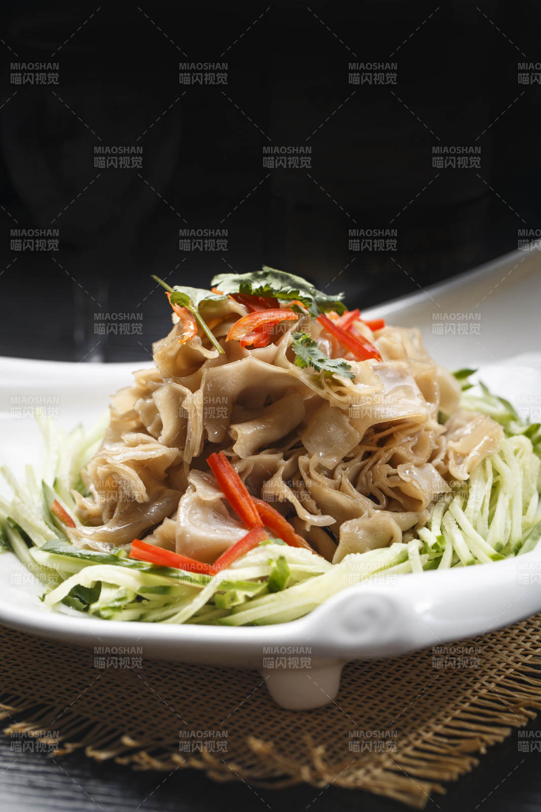 白色瓷盘装的凉拌莜面窝窝图片