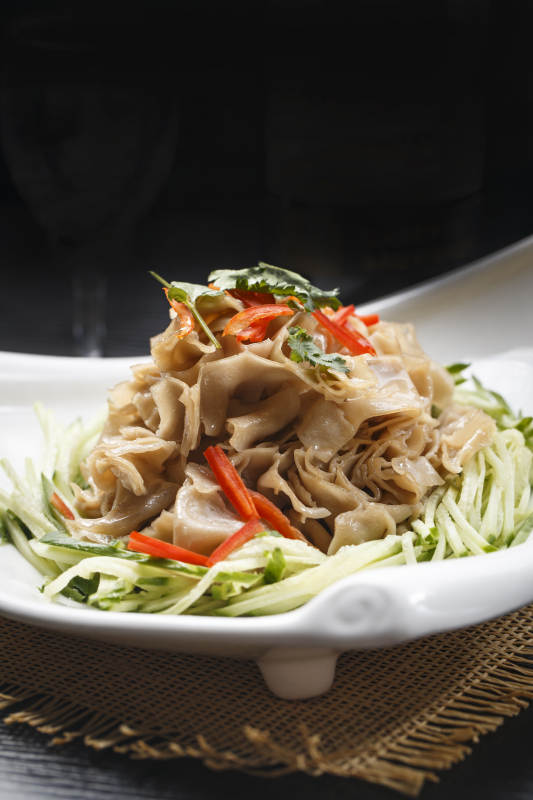 白色瓷盘装的凉拌莜面窝窝图片