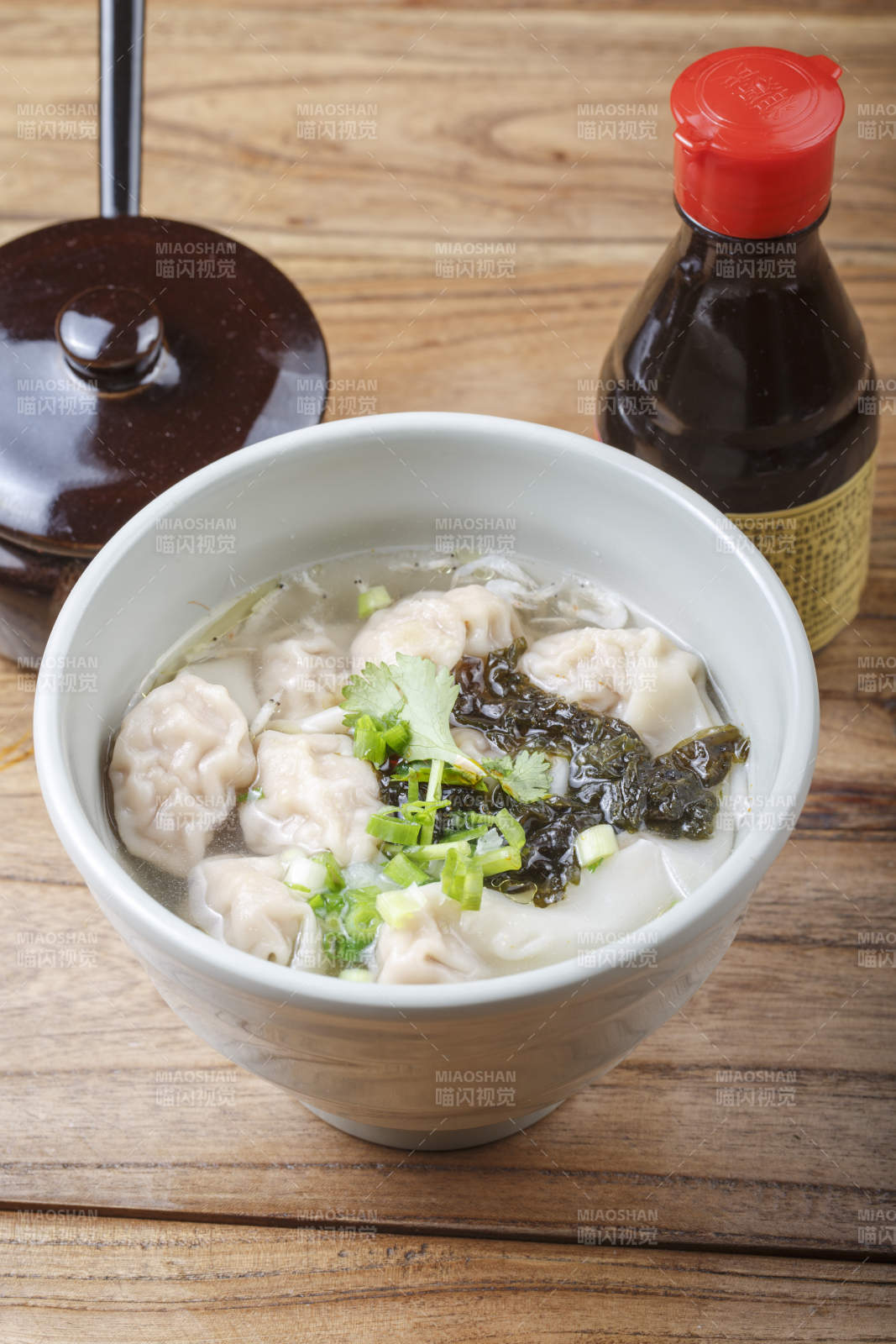 青色瓷碗装的清汤馄饨图片