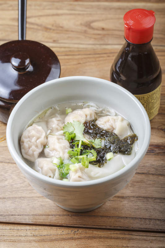 青色瓷碗装的清汤馄饨图片