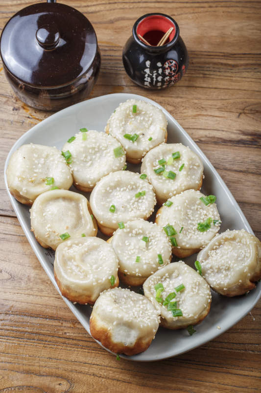 瓷盘装的海派生煎包图片