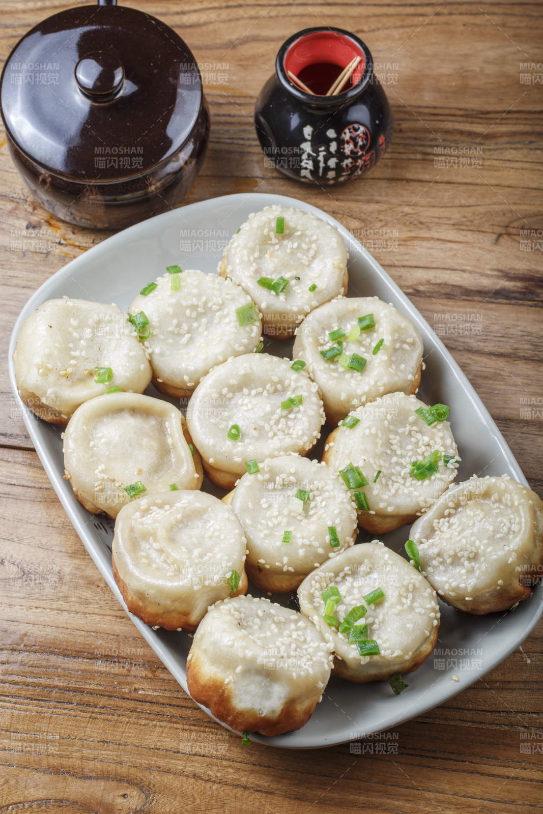 瓷盘装的海派生煎包图片