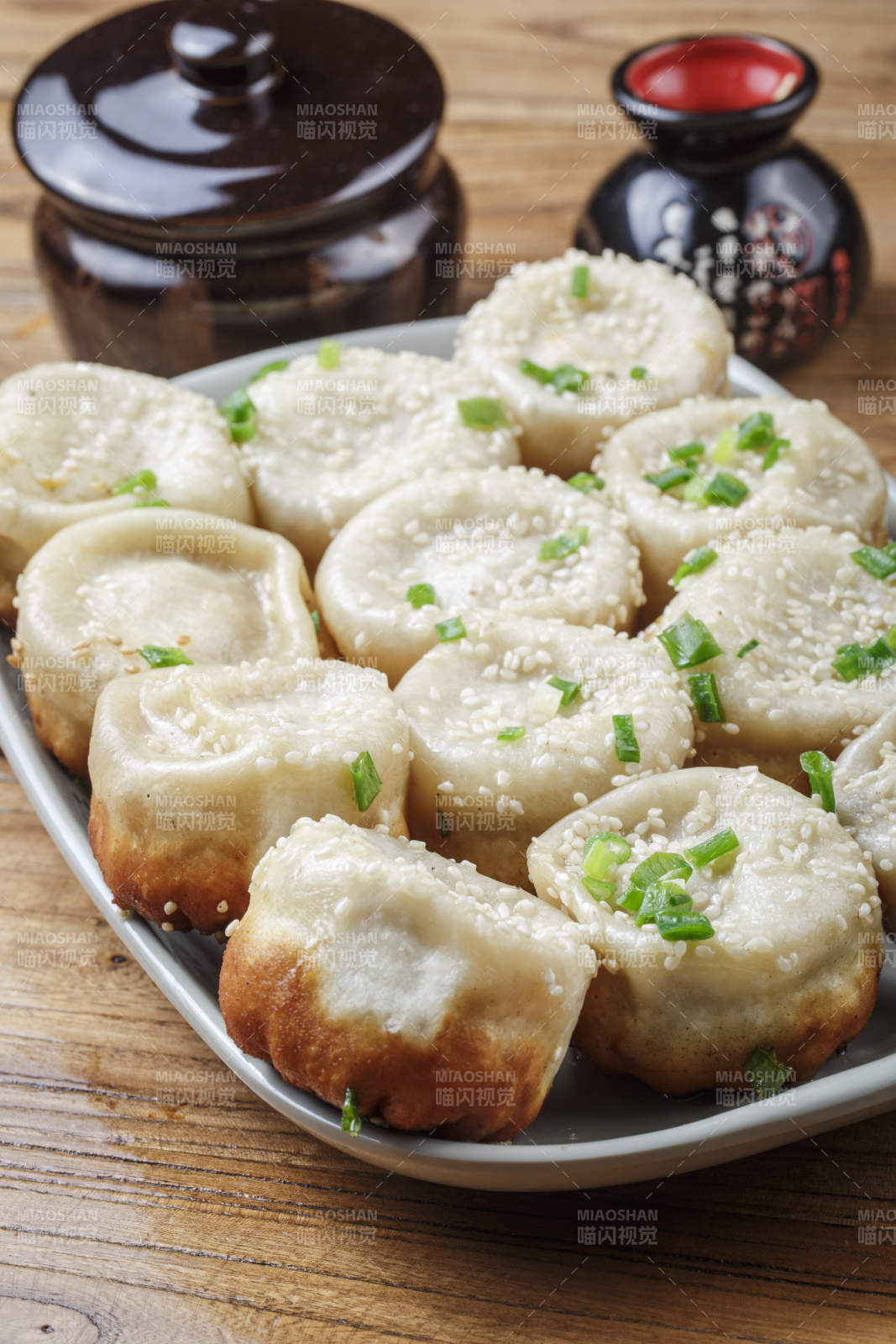 瓷盘装的海派生煎包图片