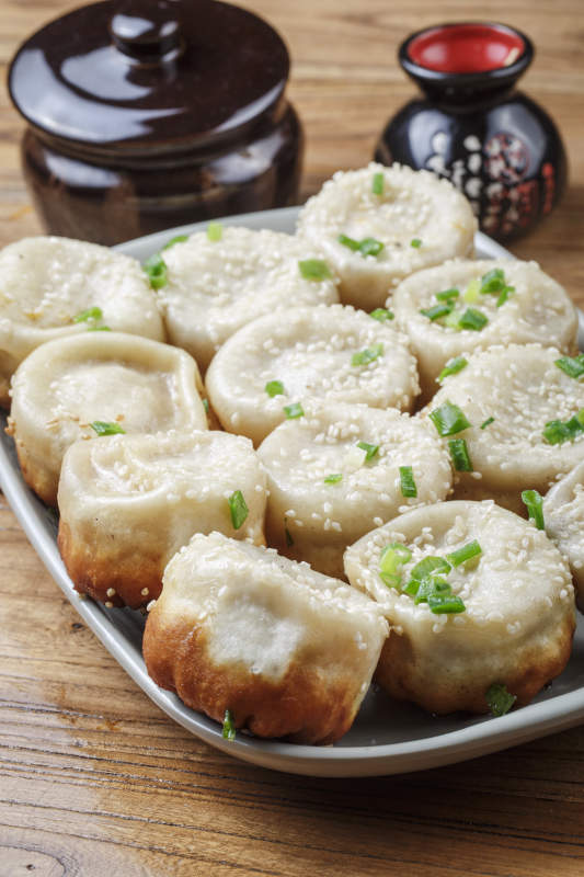 瓷盘装的海派生煎包图片