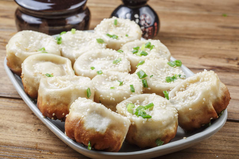 瓷盘装的海派生煎包图片