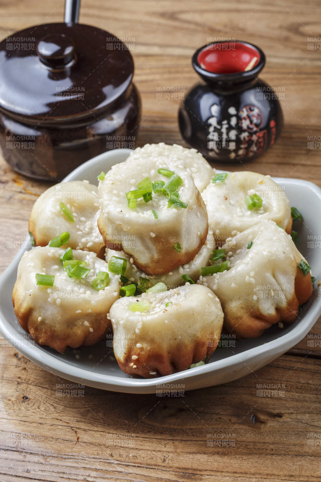 瓷盘装的海派生煎包图片