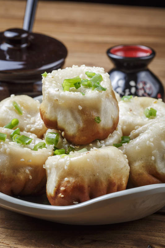 瓷盘装的海派生煎包图片