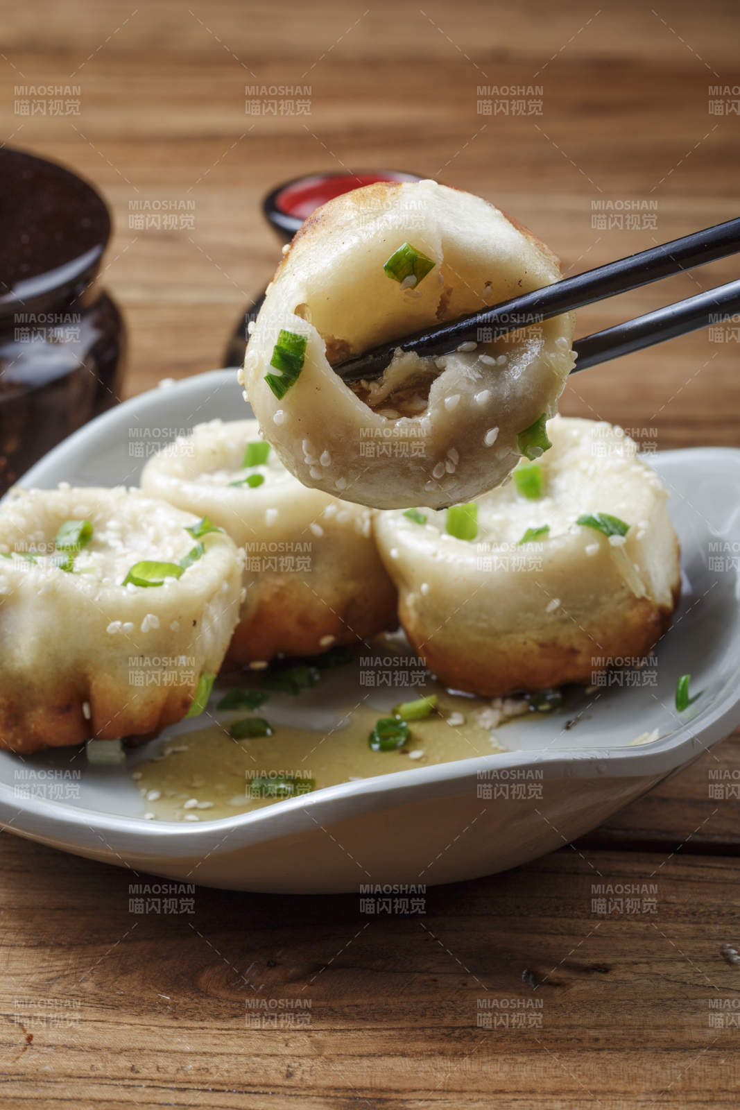 瓷盘装的海派生煎包图片