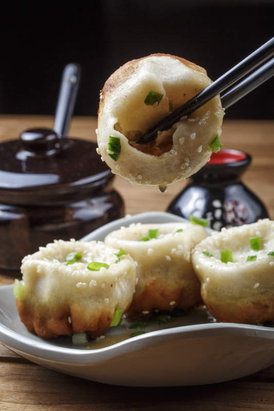 瓷盘装的海派生煎包图片