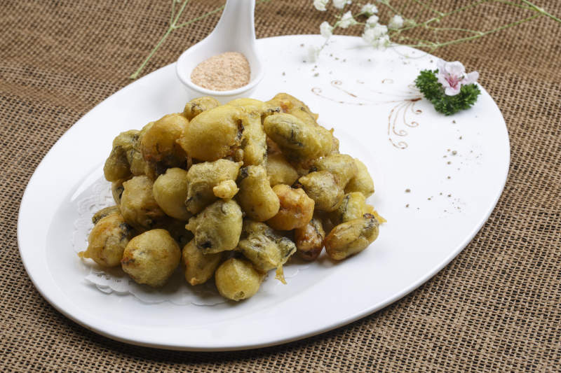 白色瓷盘装的香炸生蚝图片