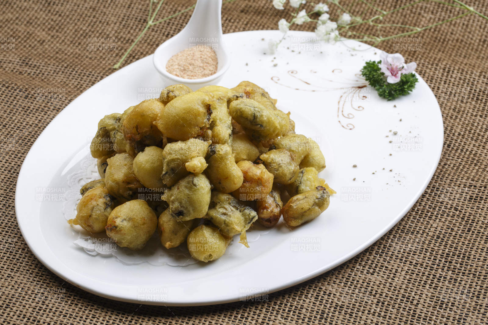 白色瓷盘装的香炸生蚝图片