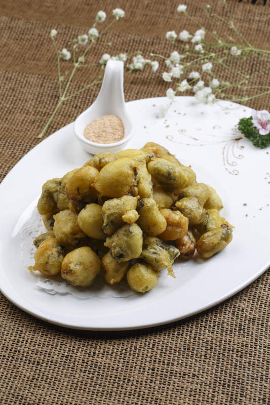 白色瓷盘装的香炸生蚝图片