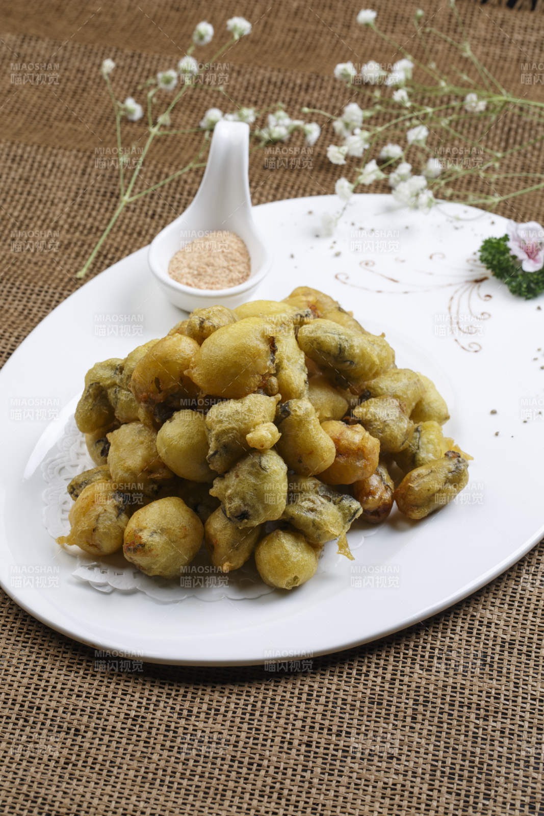 白色瓷盘装的香炸生蚝图片