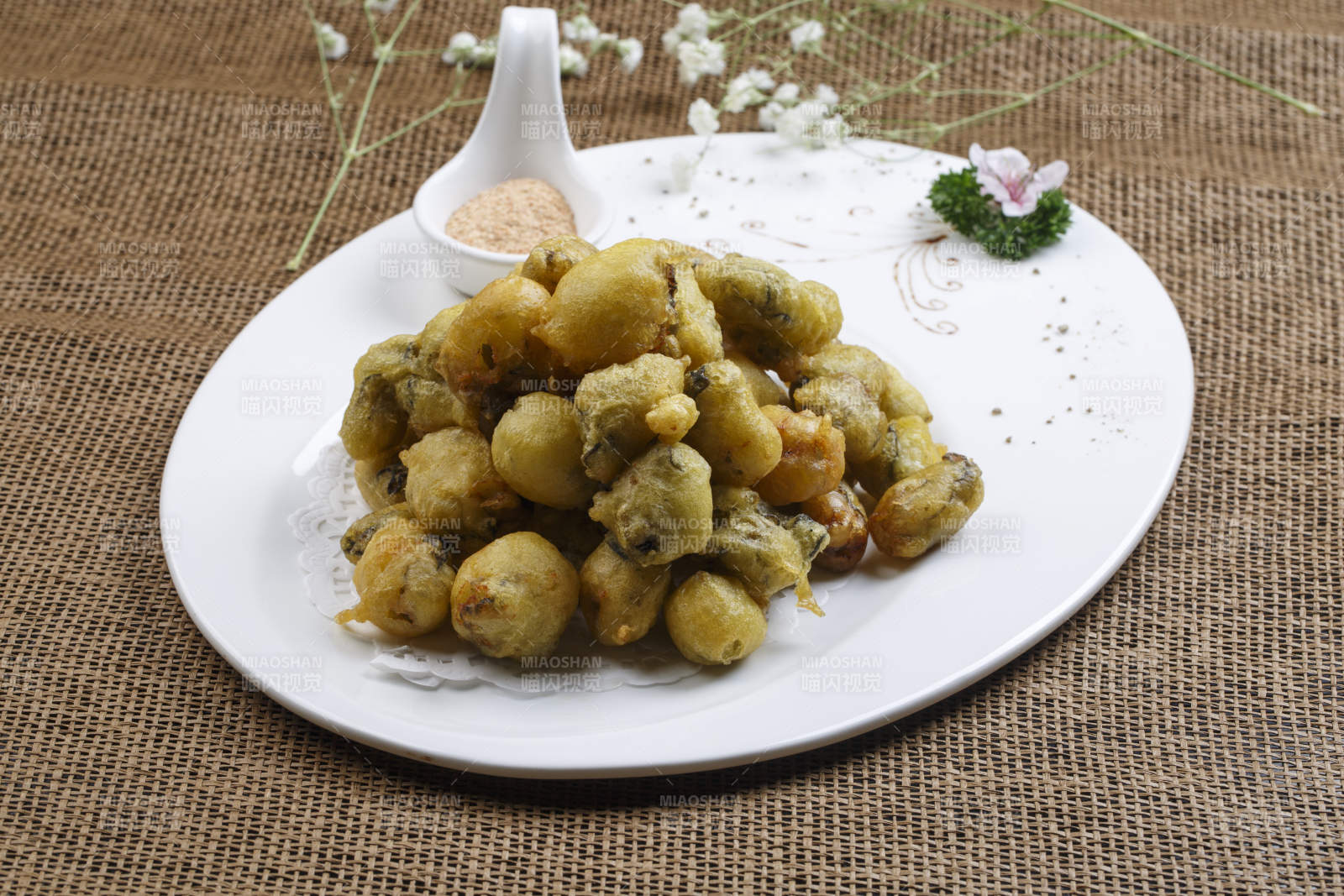 白色瓷盘装的香辣兔丁图片