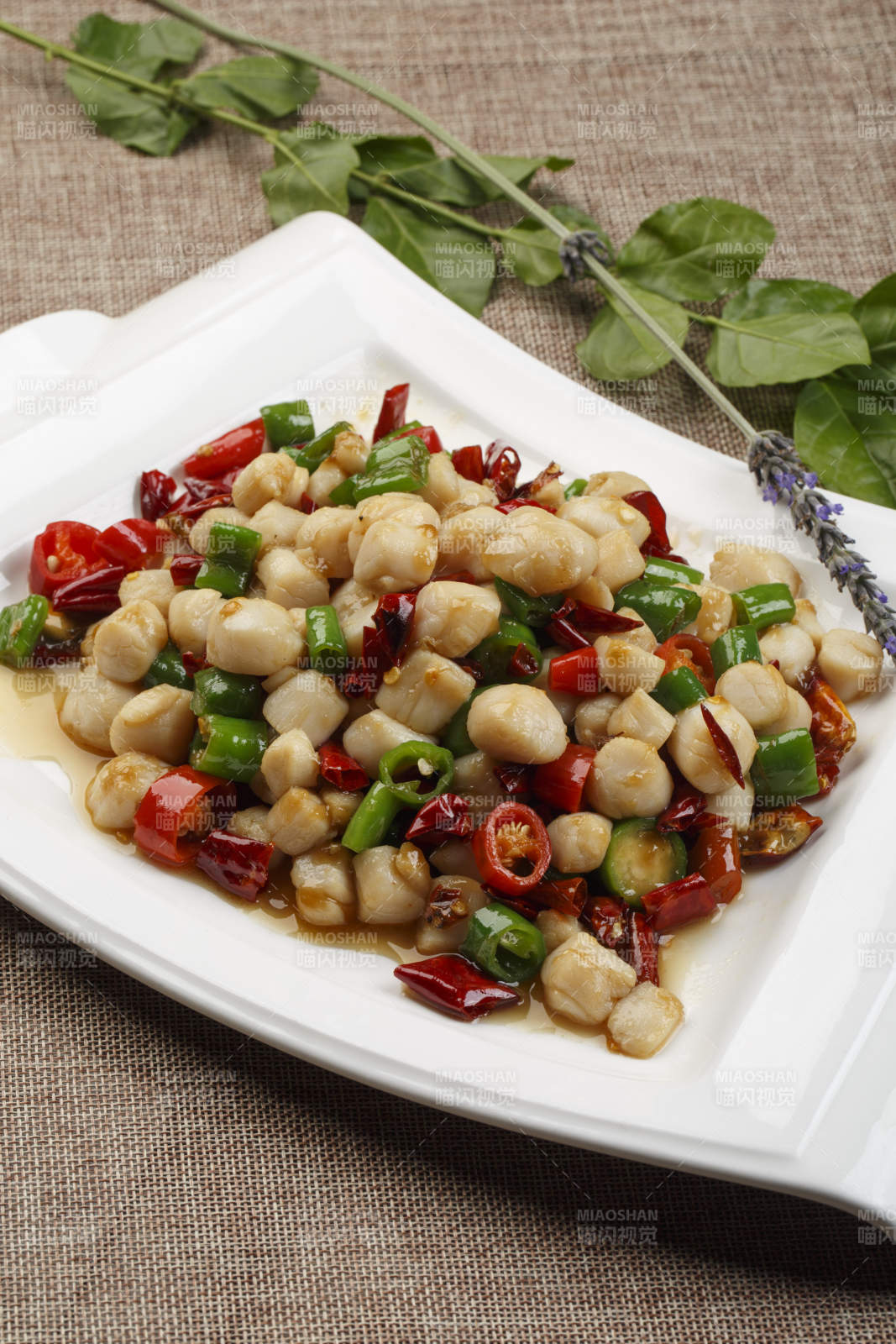 白色瓷盘装的香辣兔丁图片