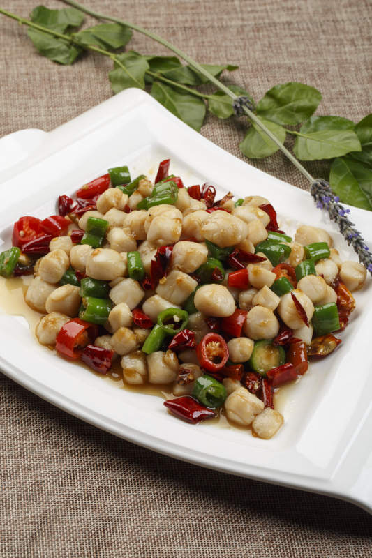 白色瓷盘装的香辣兔丁图片