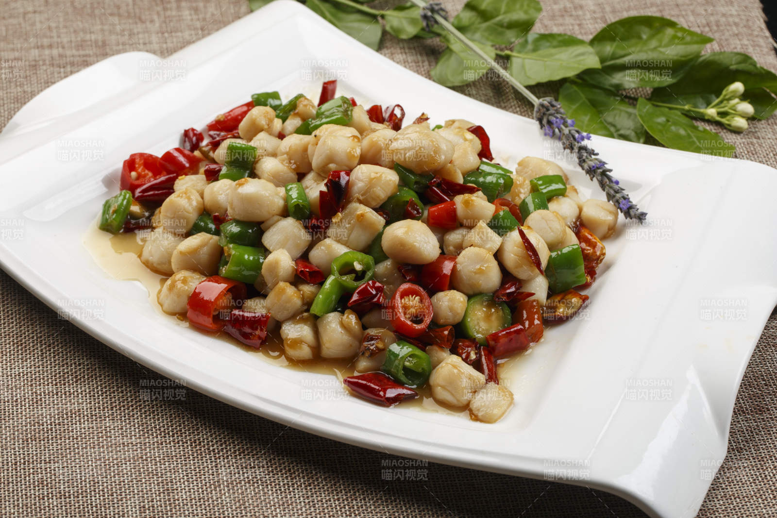 铁锅装的干锅辣鸭头图片