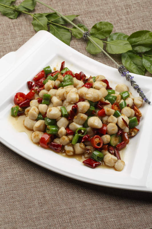 铁锅装的干锅辣鸭头图片