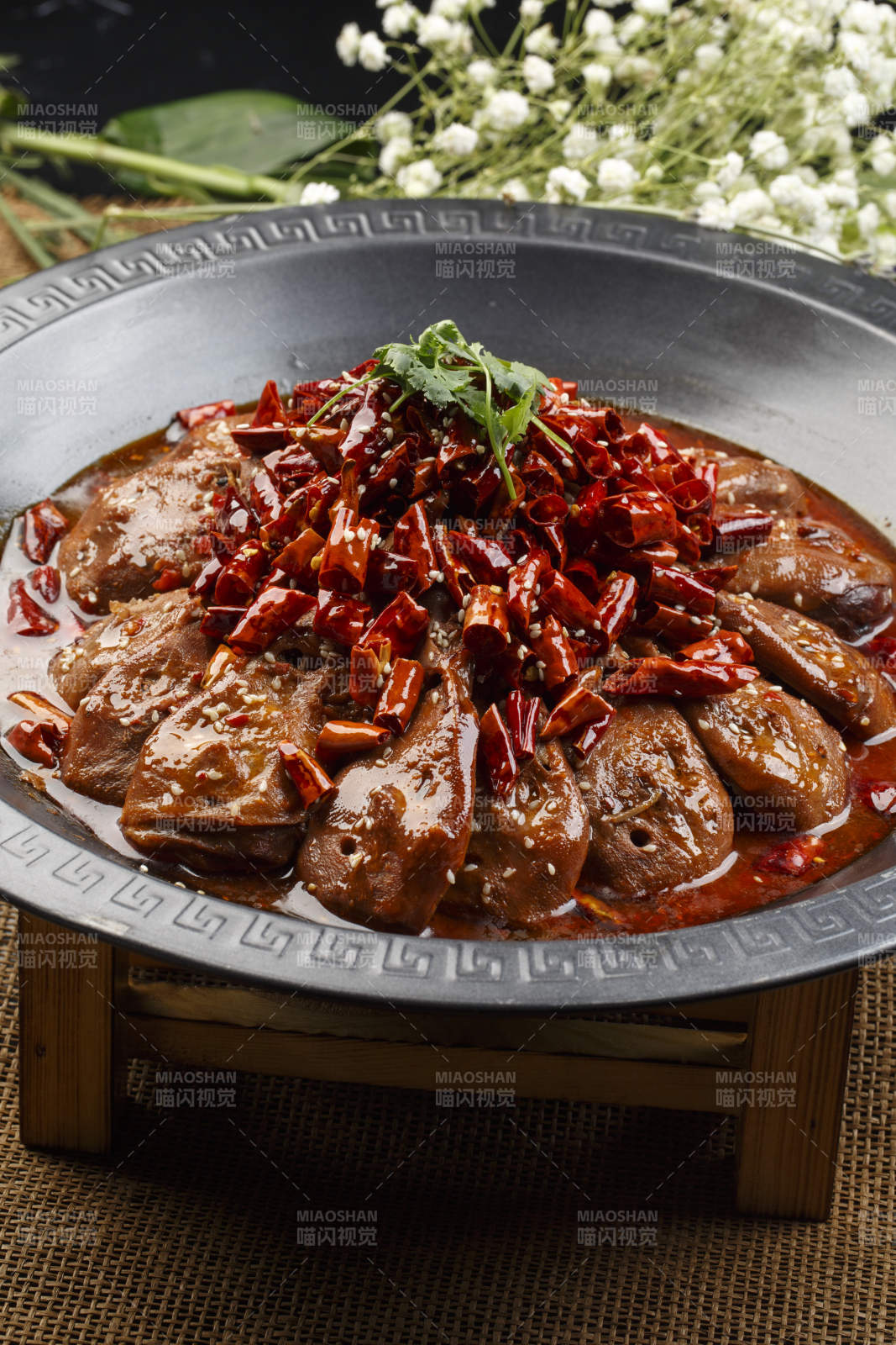 铁锅装的干锅辣鸭头图片