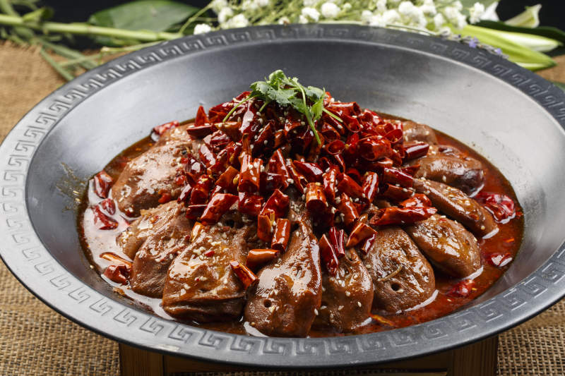 黑色铁锅装的椒麻辣味炖鸡块图片
