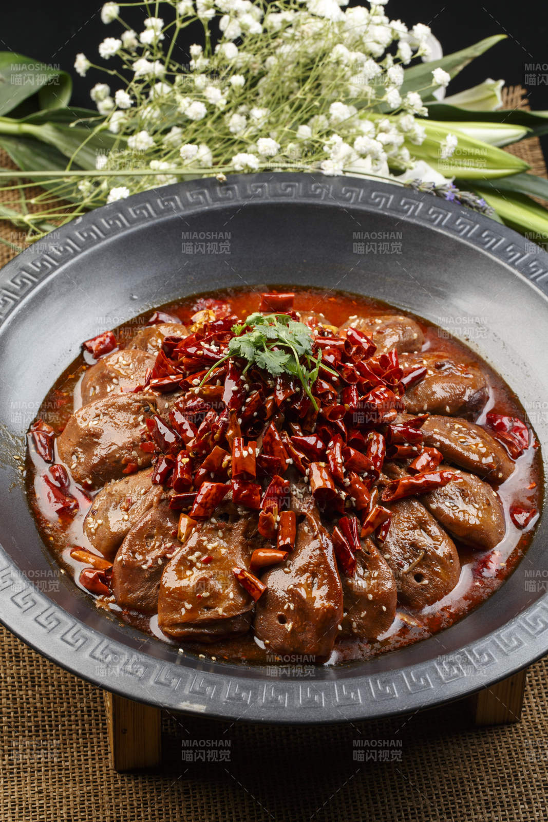 白色瓷盘装的油菜小炒蛏子肉图片